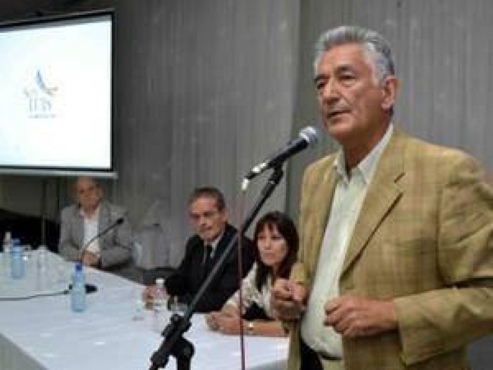 El Gobernador anunci� la construcci�n de un dique en el R�o V