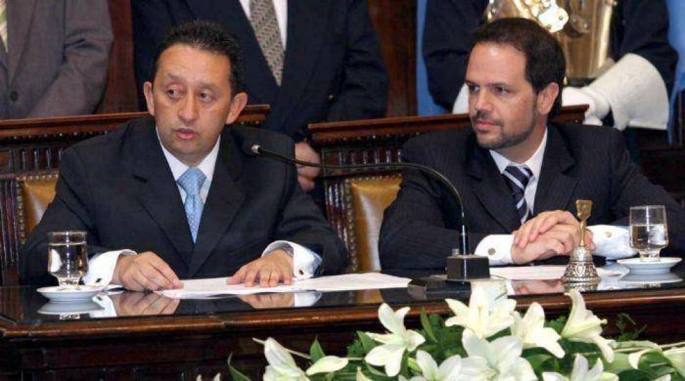 Jaque entrega el mando sin liderazgo y con cr�ticas