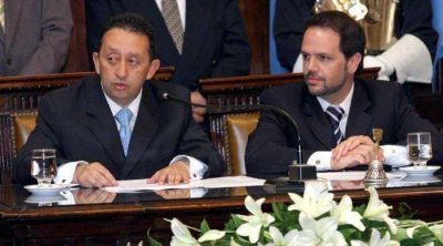 Jaque entrega el mando sin liderazgo y con cr�ticas