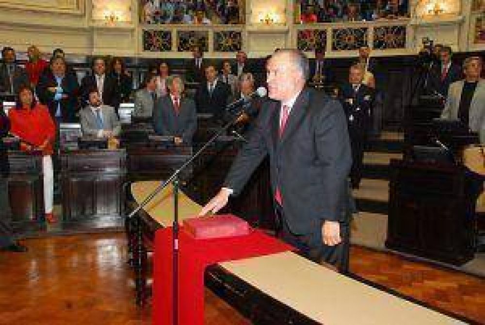 El Diputado Juan Carlos Ju�rez (FAP), prest� juramento 