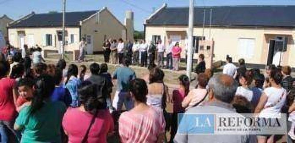 El Gobierno provincial entreg� 24 nuevas viviendas en Anguil