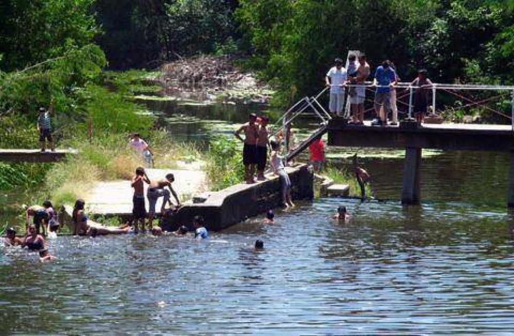 Preocupaci�n por la gran cantidad de personas que se ba�an en el r�o