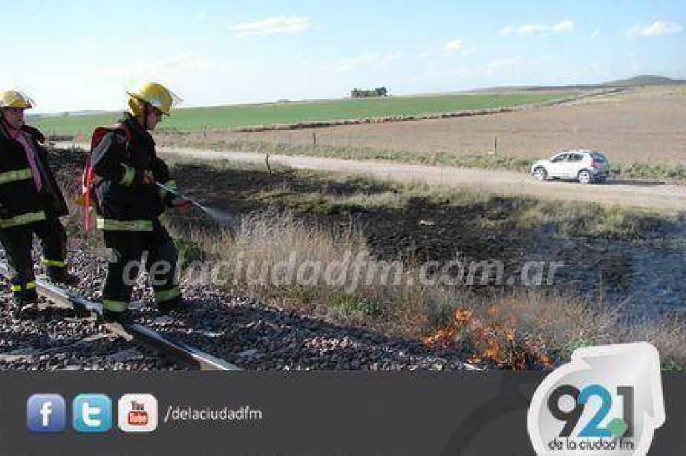 Hubo un incendio de pastos naturales en el Camino Viejo a Saavedra
