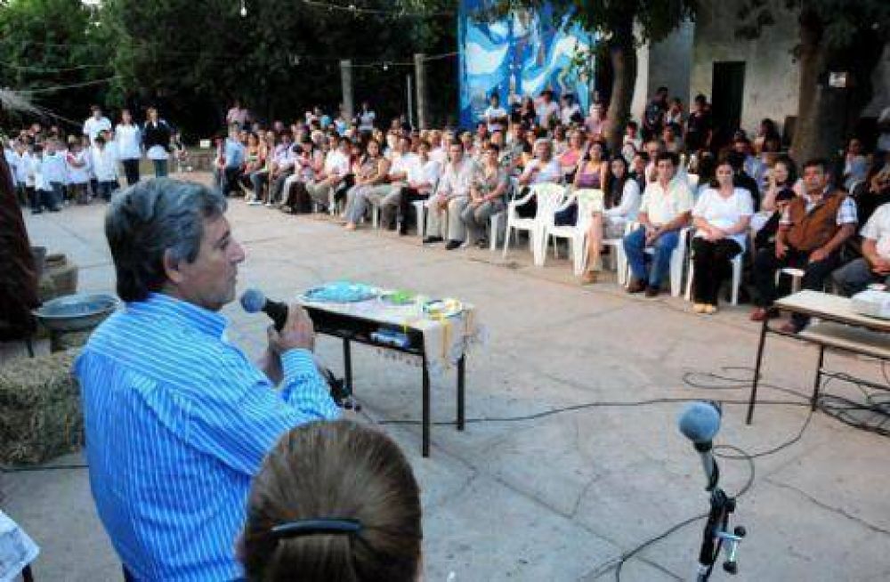 Horacio Gonz�lez comparti� la celebraci�n de fin de a�o con la comunidad educativa