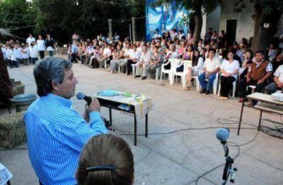 Horacio Gonz�lez comparti� la celebraci�n de fin de a�o con la comunidad educativa
