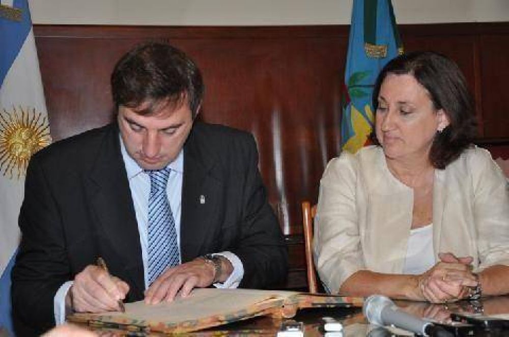 Oscar Luciani y Graciela Rosso firmaron el traspaso de gobierno