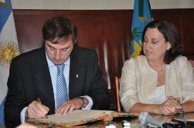 Oscar Luciani y Graciela Rosso firmaron el traspaso de gobierno