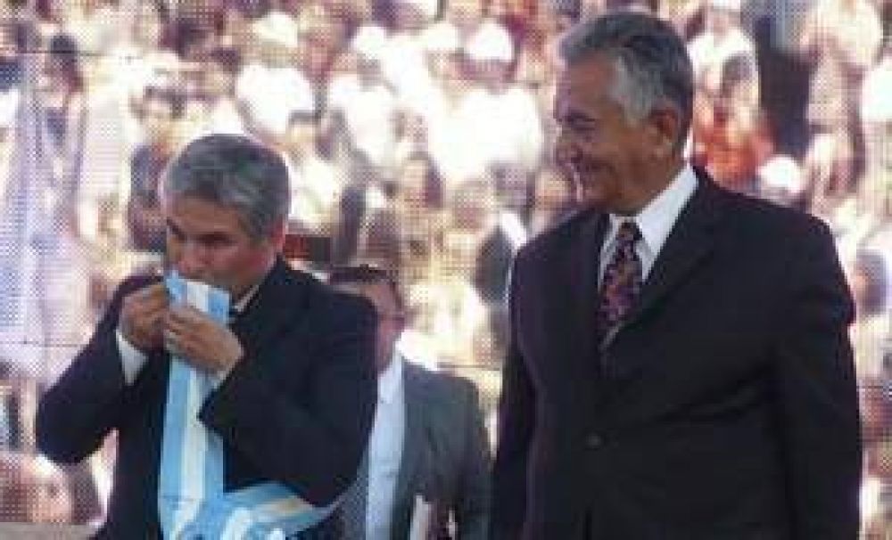  Poggi asumi� como gobernador y Rodr�guez Sa� llor� durante el acto