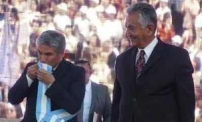  Poggi asumi� como gobernador y Rodr�guez Sa� llor� durante el acto