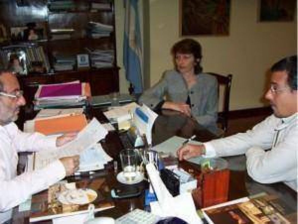 Se concret� la firma de convenio para construcci�n de 28 viviendas