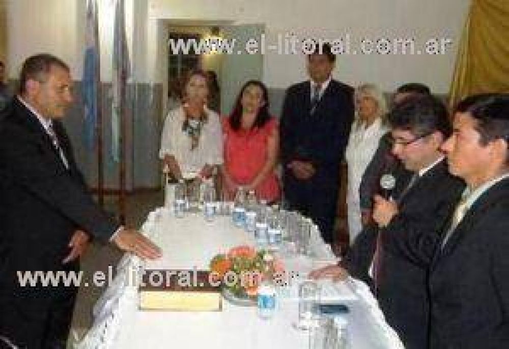 Prestaron juramento 25 concejales y dos defensores de los vecinos