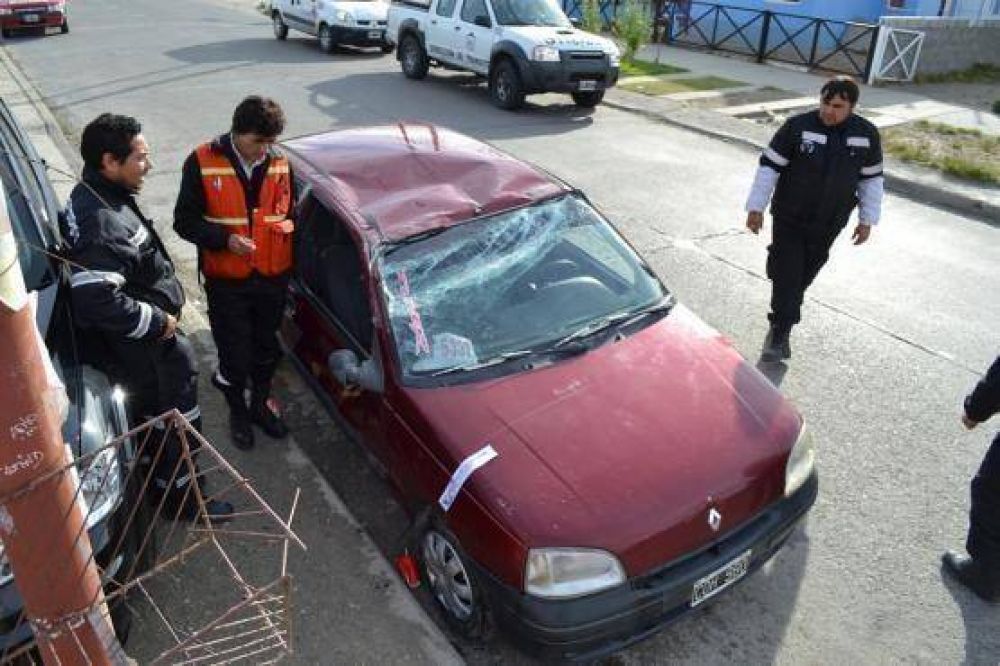 Ins�lito: Vuelcan, acomodan el auto y siguen camino