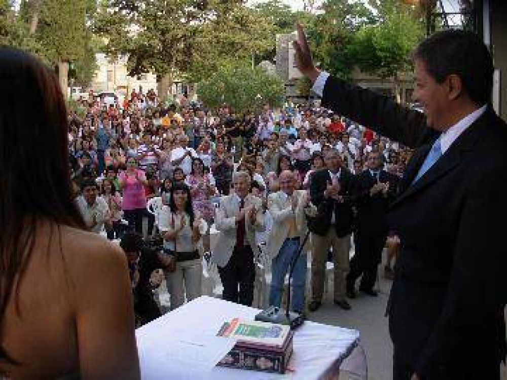 Acompa�ado por Sapag, Figueroa asumi� en Chos Malal