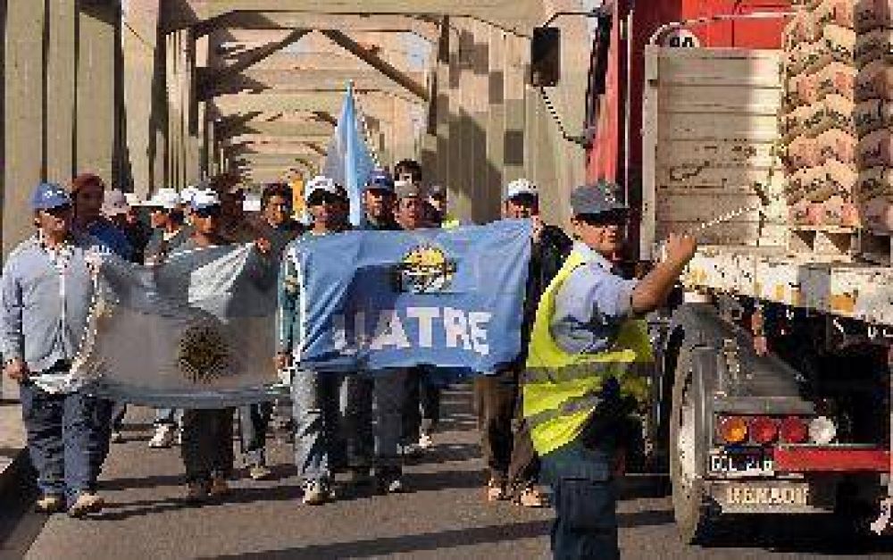 Uatre defendi� el reclamo salarial y cruz� a la Fruta