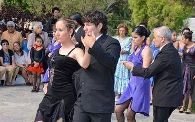 Al pie del monumento de Gardel se conmemor� el D�a del Tango