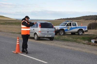 Una conductora result� fracturada en un vuelco al norte de Tolhuin