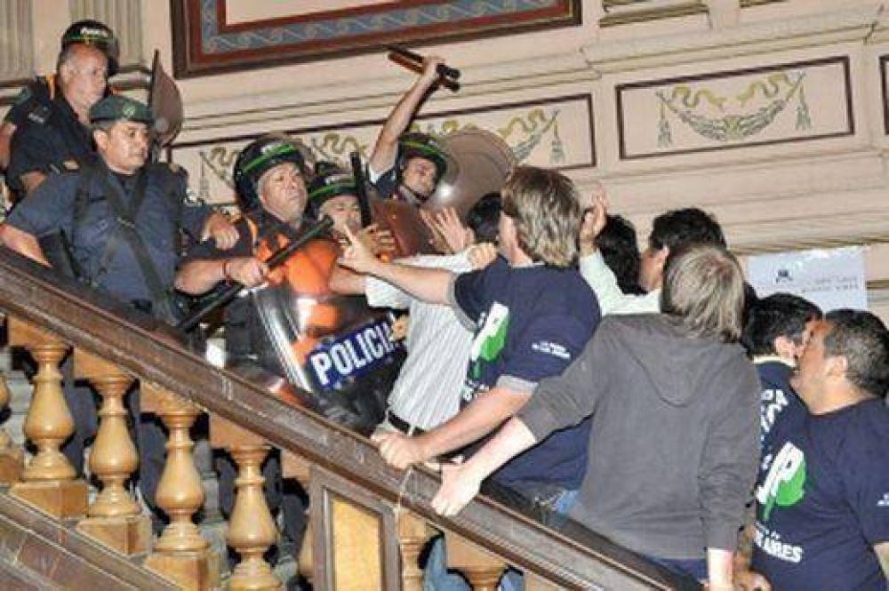 Militantes de La C�mpora y la JP se enfrentaron con la Bonaerense durante la asunci�n de Scioli