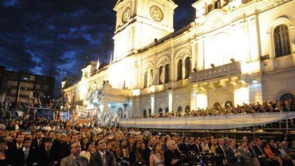Primera asunci�n al aire libre y con fiesta popular 