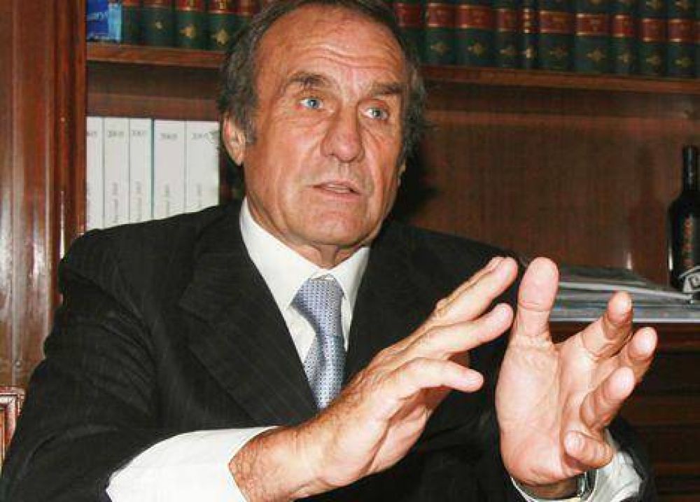 Reutemann: �A los Kirchner les gusta sacar a unos y regalar a otros�