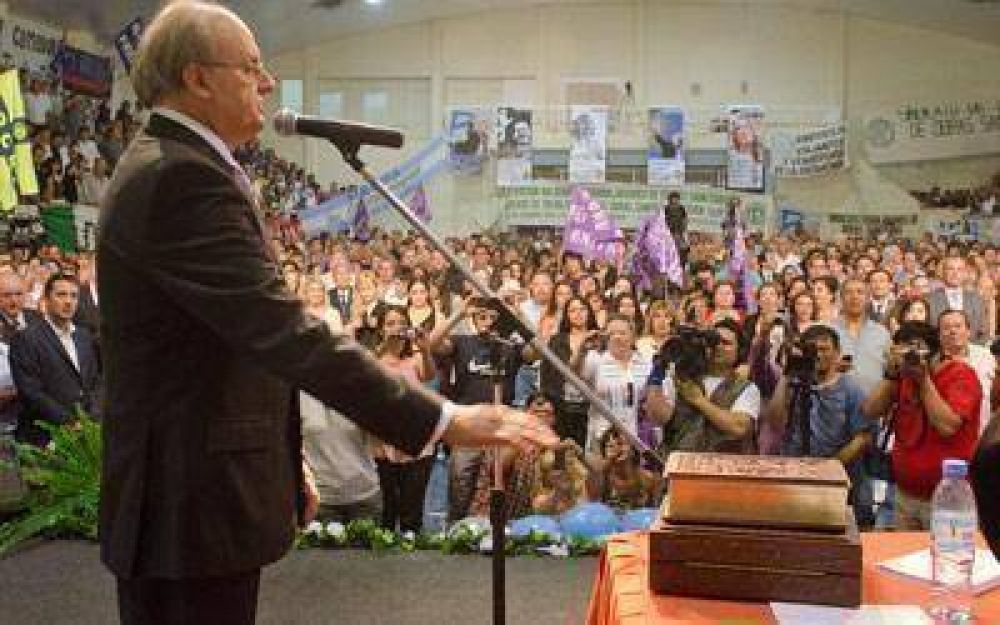 Di Pierro asumi� la intendencia con un fuerte mensaje social y econ�mico