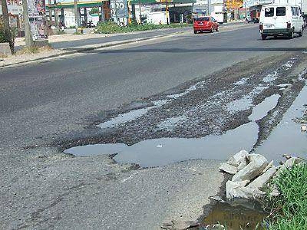  ECHEVERRIA | RECLAMO    Un enorme bache genera complicaciones en Camino de Cintura