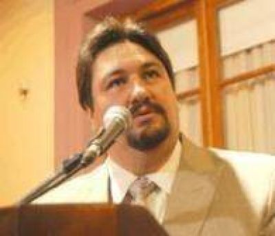 Closs pidi� �redoblar los esfuerzos� y �el trabajo en equipo� al ratificar a sus ministros