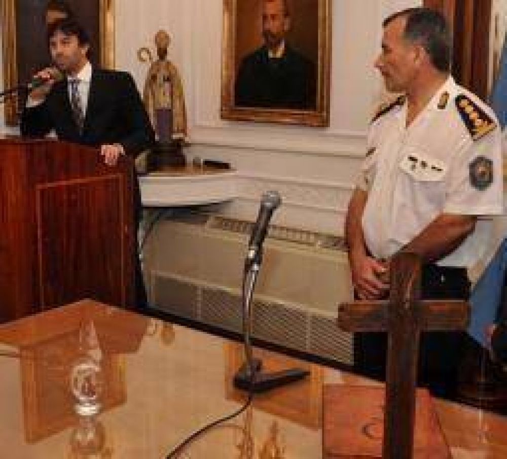 Bajo estrictas directivas, asumi� el nuevo jefe de Polic�a