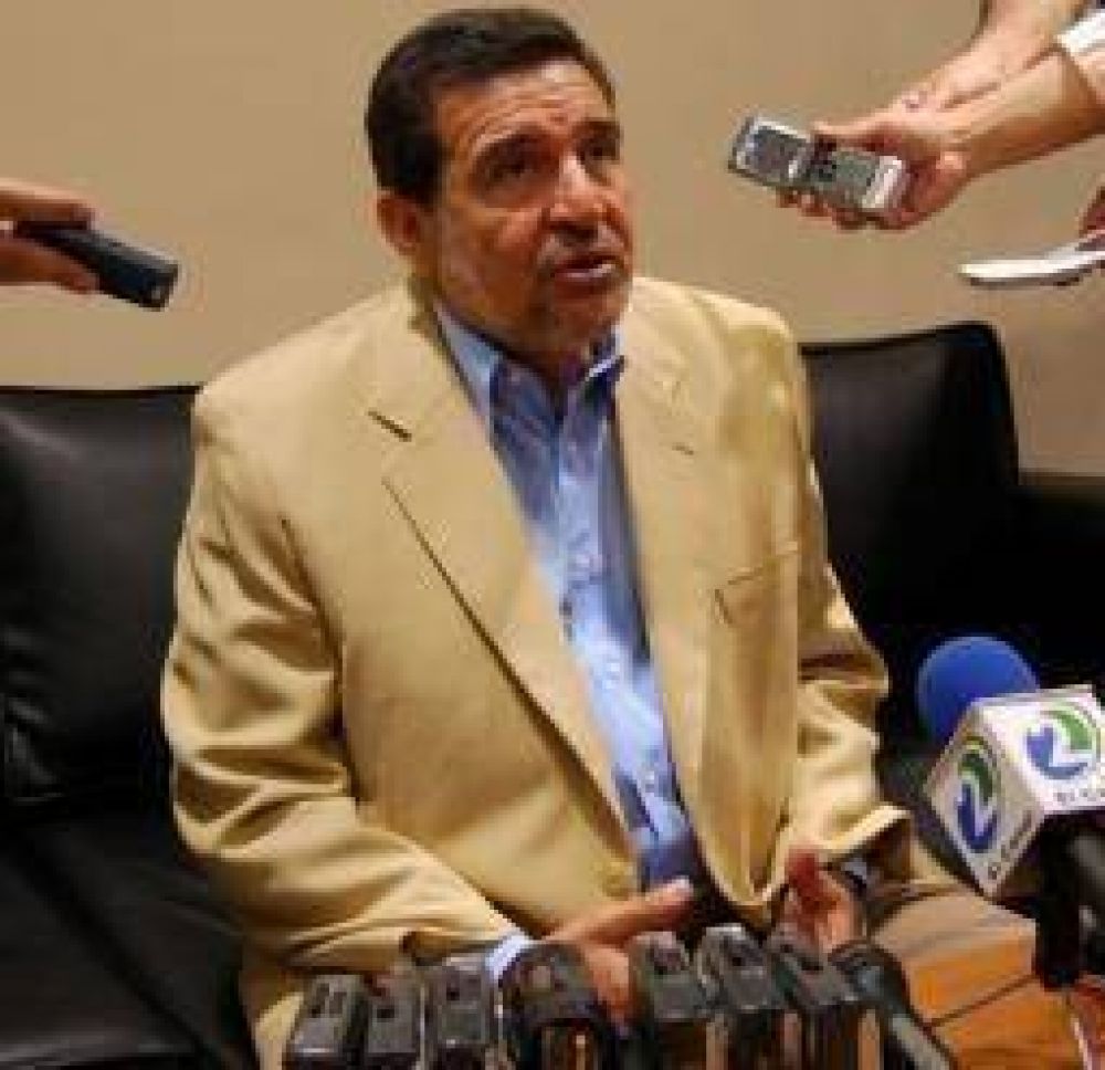 Para Beder Herrera, �Edelar s�lo pone el medidor de luz y cobra�