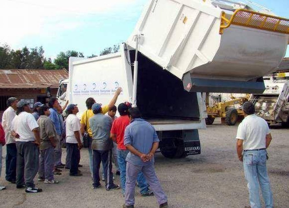Trabajadores recibieron instrucciones para usar eficientemente el nuevo compactador de residuos 