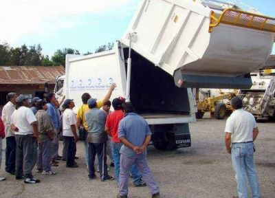 Trabajadores recibieron instrucciones para usar eficientemente el nuevo compactador de residuos 