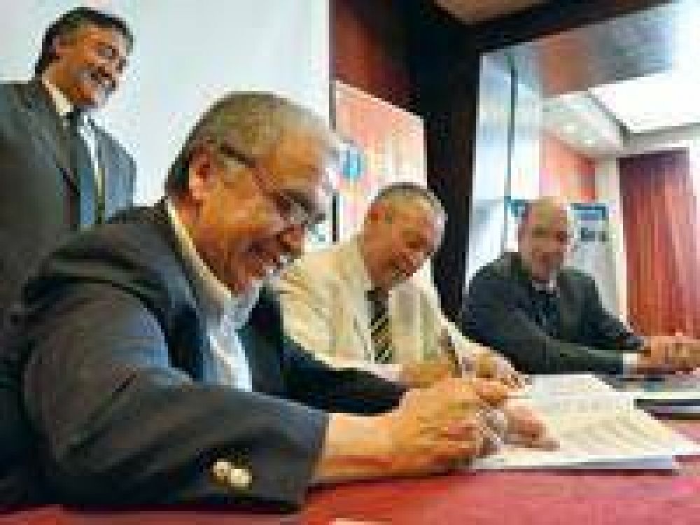 El titular de T�lam present� servicios y firm� convenios en R�o Gallegos