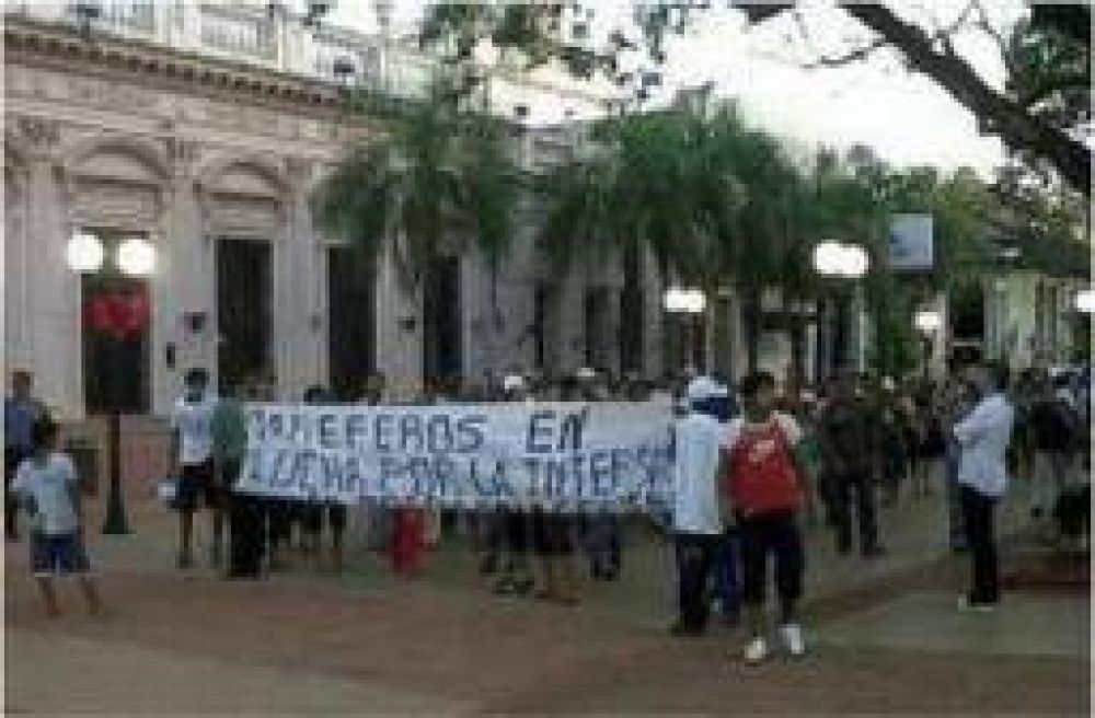 Tareferos de Ober� aceptaron recibir m�dulos alimentarios y levantaron la protesta en Posadas