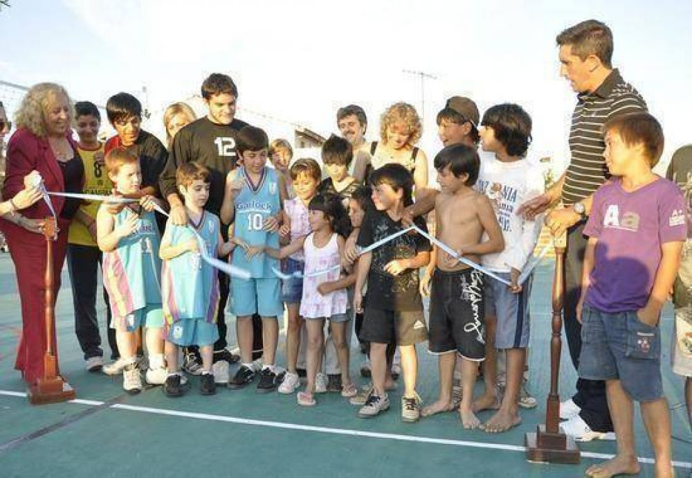 La Jefa Comunal Stella Giroldi inaugur� el Play�n Polideportivo del Barrio Lubo