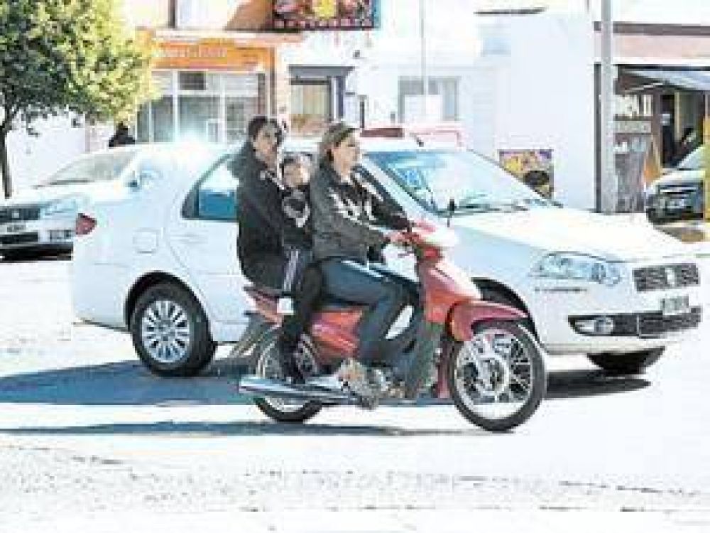 Villa Mercedes: habr� multas para quienes lleven en moto a m�s de una persona