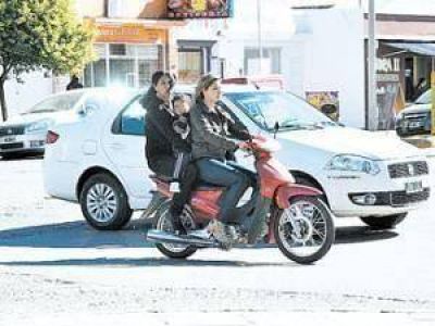 Villa Mercedes: habr� multas para quienes lleven en moto a m�s de una persona