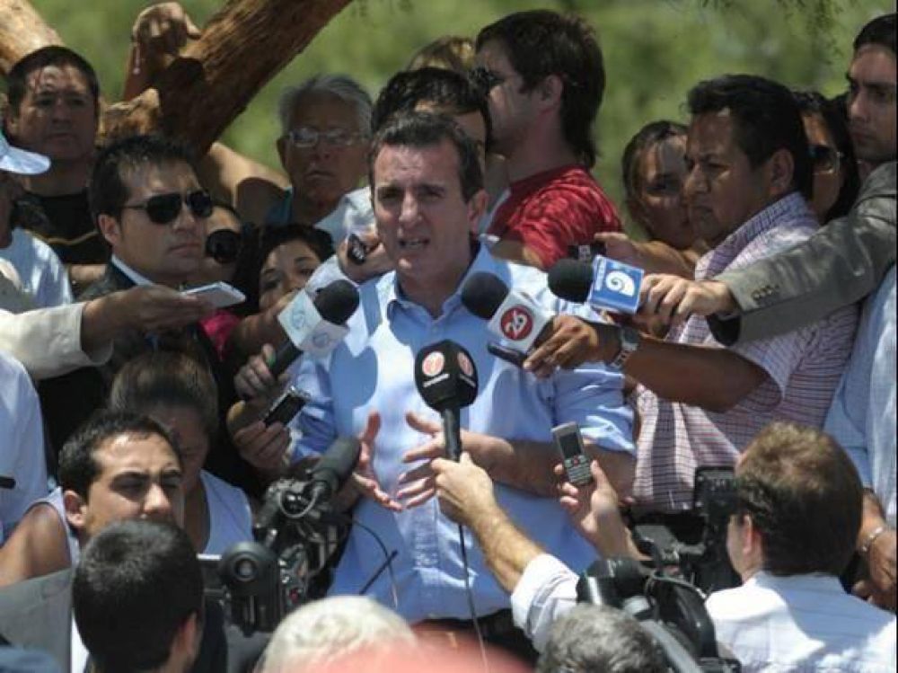 Paco y Cornejo prometieron trabajo para las familias y regres� la calma al basural