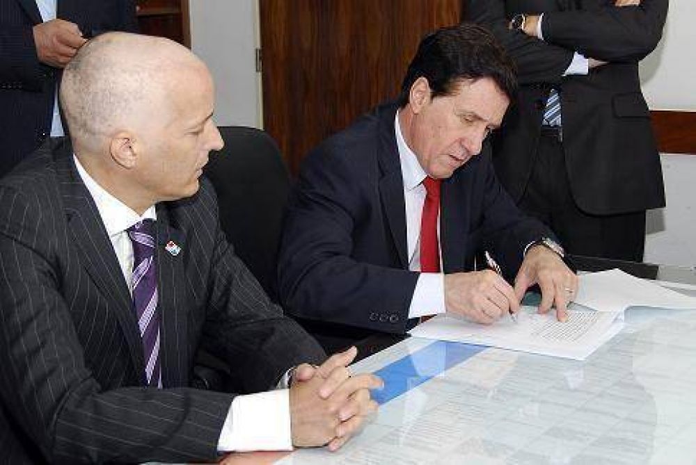 D�AZ P�REZ E INSAURRALDE FIRMAN CONTRATO PARA LA CONSTRUCCI�N DE UN ECOPUNTO 