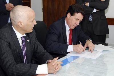 D�AZ P�REZ E INSAURRALDE FIRMAN CONTRATO PARA LA CONSTRUCCI�N DE UN ECOPUNTO 