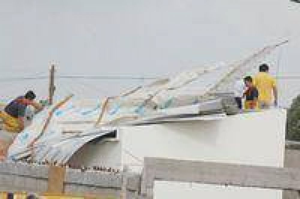  Un tornado da�� varias viviendas en barrio Juan Moreira de Trelew.