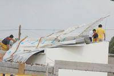  Un tornado da�� varias viviendas en barrio Juan Moreira de Trelew.