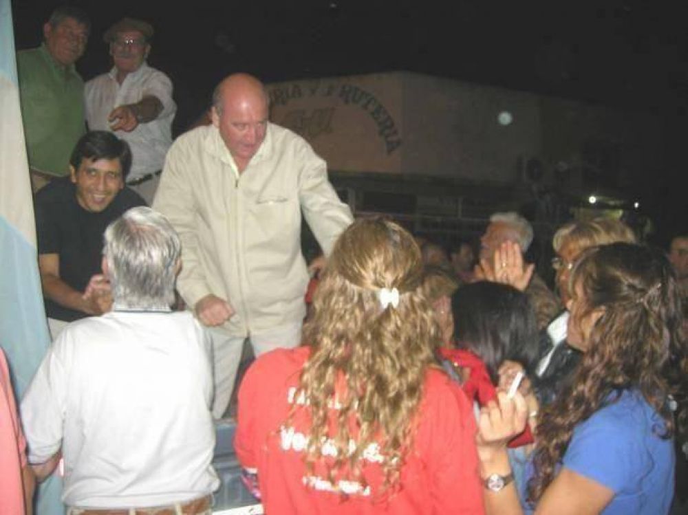 Cientos de personas en caravana acompa�aron a Ariel Santalla