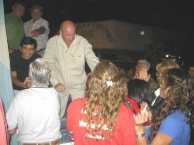 Cientos de personas en caravana acompa�aron a Ariel Santalla