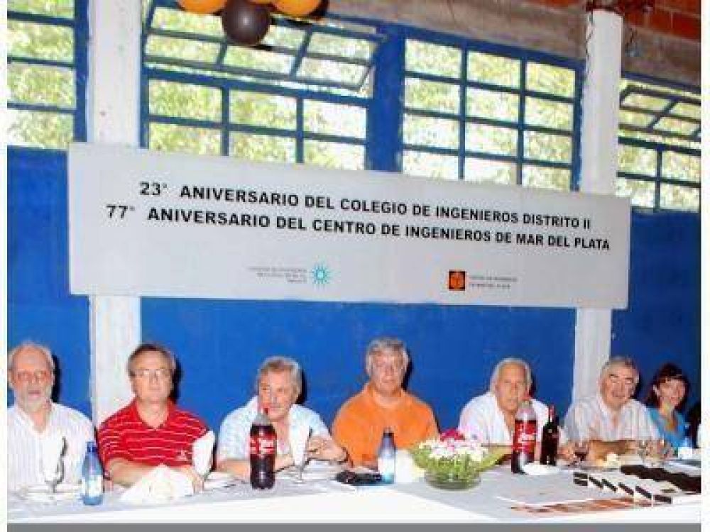 M�S DE 400 INGENIEROS CELEBRARON ANIVERSARIO