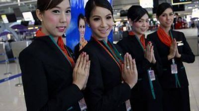 Una aerol�nea de Tailandia present� la primera tripulaci�n de azafatas transexuales