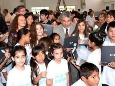Culmin� la entrega de las computadoras en Villa Mercedes