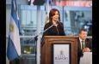 Cristina les hizo promesas a los empresarios, rompi� el protocolo y pronunci� frases demoledoras