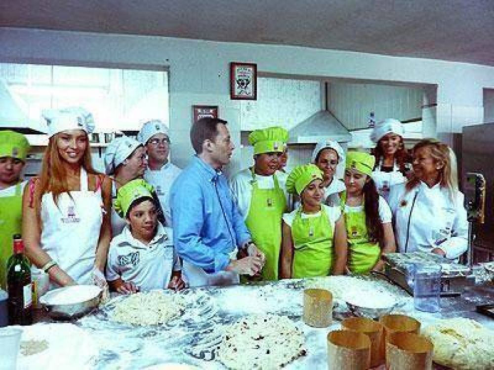 Amasaron m�s de 2000 pan dulces para repartir en instituciones sociales