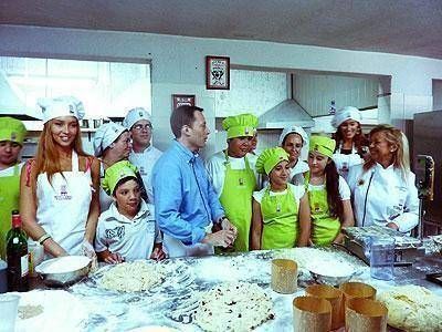 Amasaron m�s de 2000 pan dulces para repartir en instituciones sociales