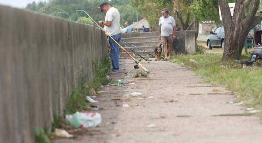 Piden limpieza en la costa de Punta Lara.