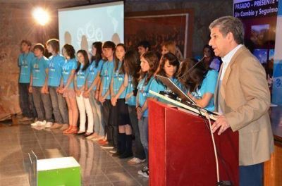 El Gobernador particip� de la premiaci�n de los ganadores de las Olimpiadas del Conocimiento 